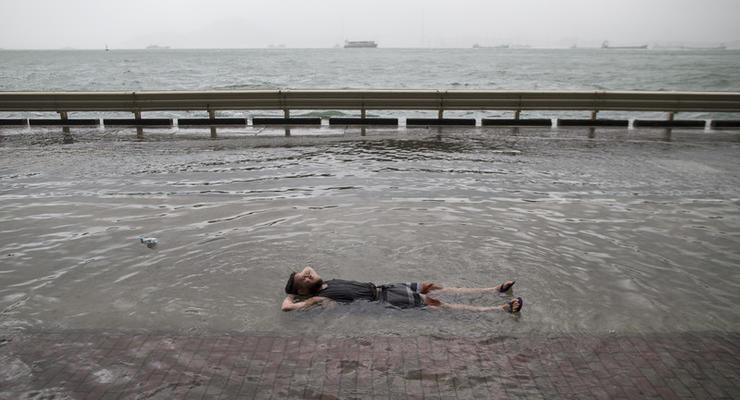 “Это безумие": последствия тайфуна в Гонконге