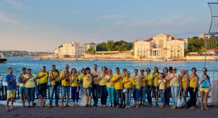 Жители Севастополя отпраздновали День флага Украины