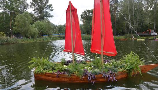 В Киеве появились 12 плавающих клумб