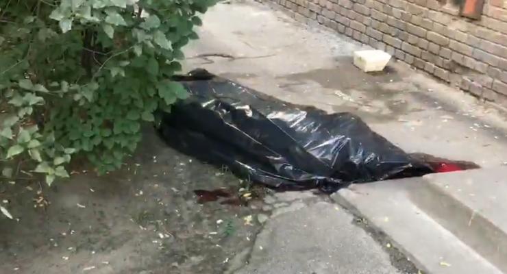 В Киеве пожилая женщина выпала из окна и погибла