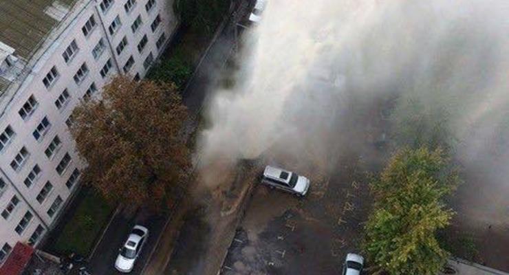 Прорыв трубы с горячей водой в Киеве: фонтан выше 4 этажа