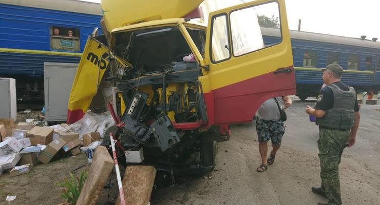 В Луганской области поезд протаранил грузовик