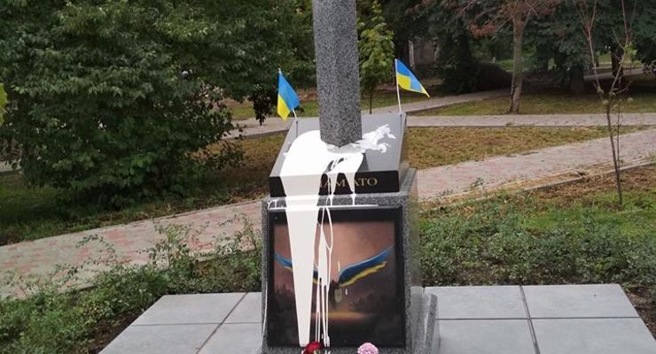 В Киеве осквернили памятник погибшим бойцам АТО