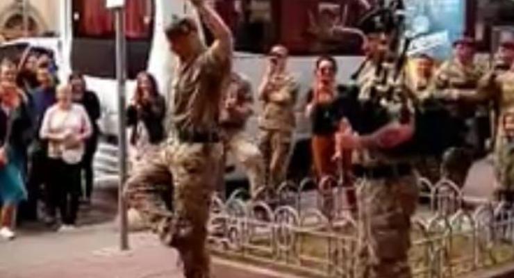 Киевлян позабавил танец солдата НАТО под волынку