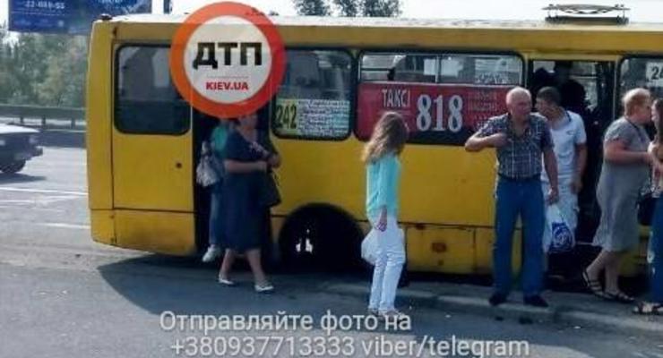 В Киеве у маршрутки на ходу отлетели колеса