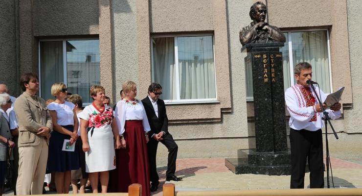 На Львовщине установили памятник Богдану Ступке