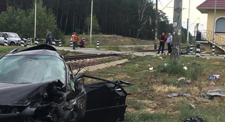 В Киевской области Lexus столкнулся с пассажирским поездом