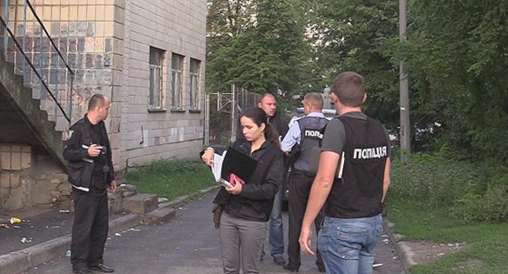 На территории школы в Киеве нашли тело с ножевыми ранениями