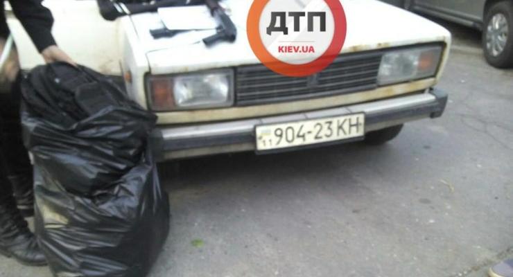 В Голосеевском районе обнаружили машину с оружием