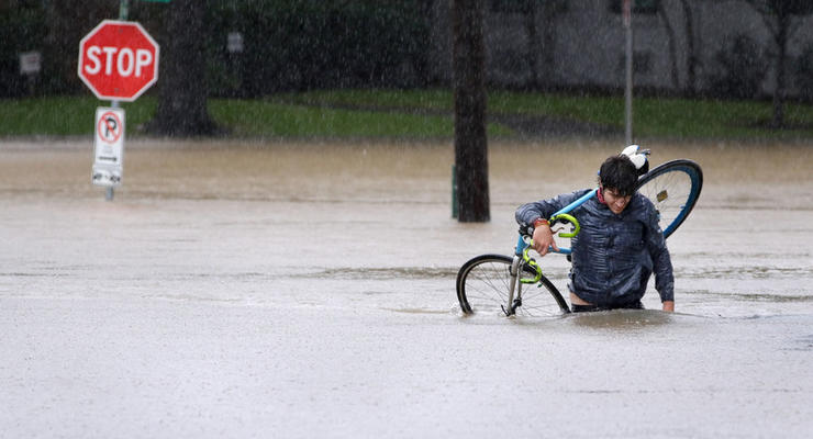 В Техасе наводнение усиливается, шторм добрался до Луизианы