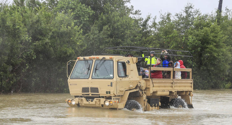 Наводнение в Техасе: погибли 30 человек, введен комендантский час