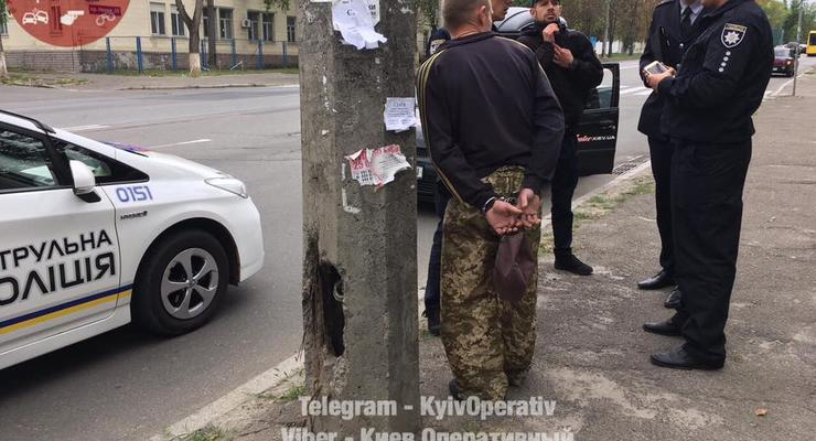 В Киеве мужчина ударил подростка ножом в ягодицы