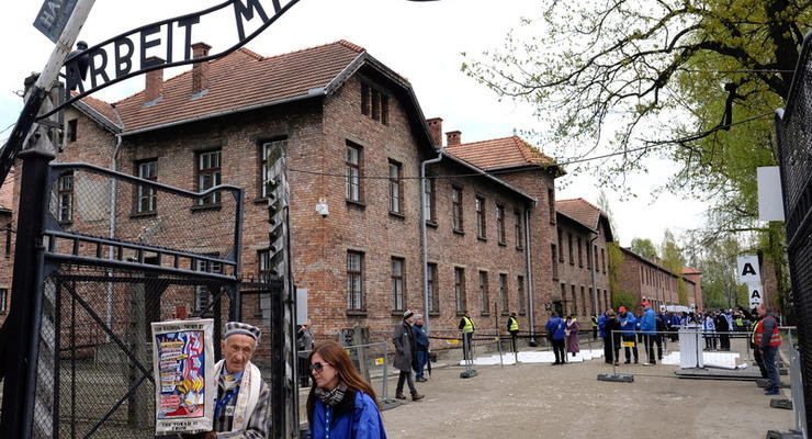 Скандал вокруг Освенцима: Глава гостурагенства Польши уволен