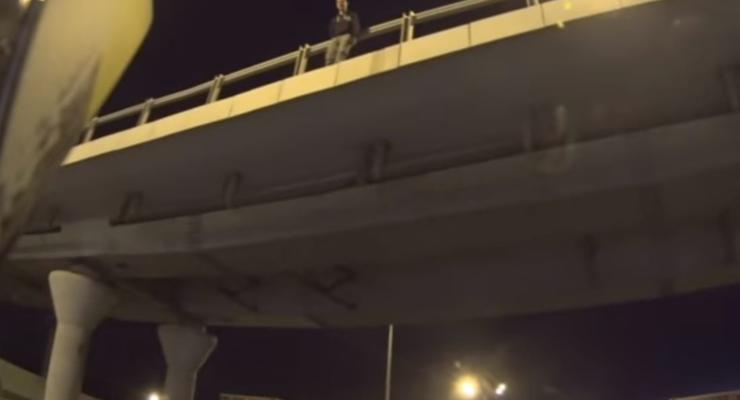 В Подмосковье байкер перекрыл шоссе, чтобы спасти самоубийцу