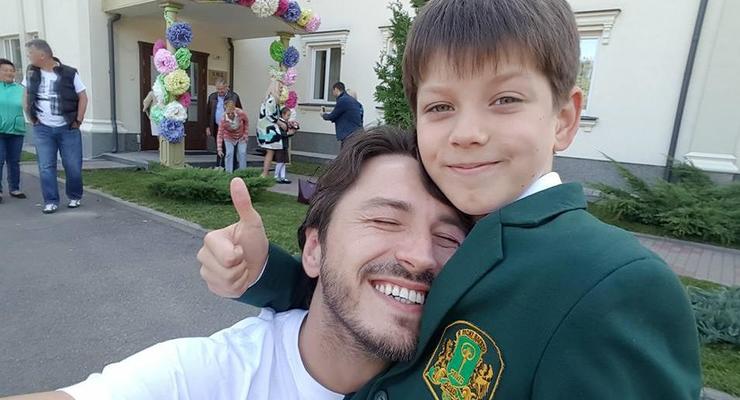 Украинские звезды отправили детей в школы