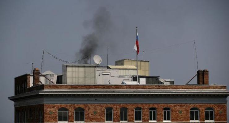 Над консульством РФ в Сан-Франциско столб черного дыма