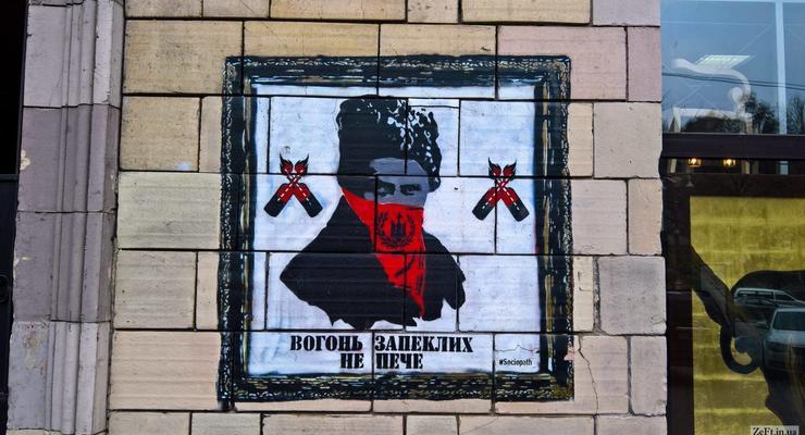 На Грушевского стерли граффити времен Майдана