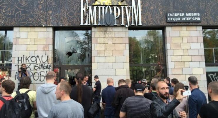 В Киеве разгромили магазин, где стерли граффити Евромайдана