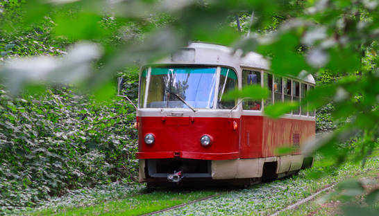 В Киеве на Отрадном обстреляли трамвай