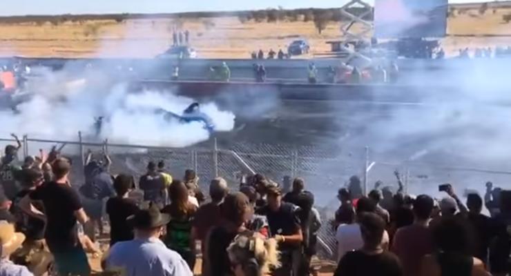 В Австралии гонщик "окатил" зрителей горящим бензином