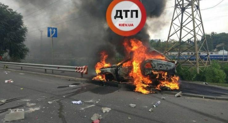 В Киеве машина врезалась в столб и взорвалась