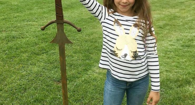 Девочка нашла в озере меч из легенды о короле Артуре