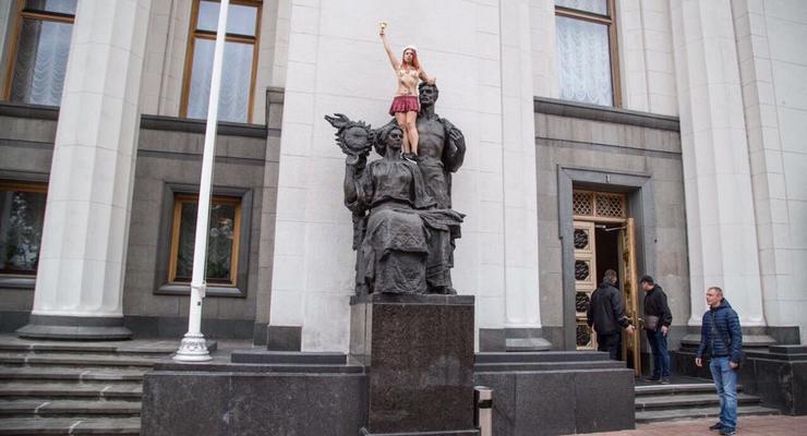 Девушка из Femen оголила грудь перед Верховной Радой