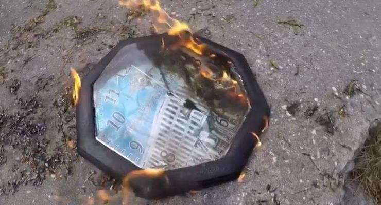 В Одессе сожгли часы с российской символикой