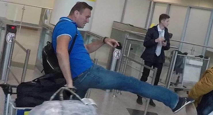 Навального забросали сардельками "трое чертей"