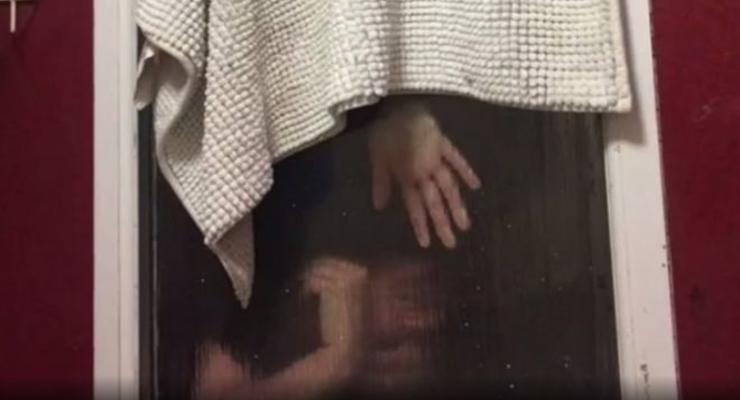Женщина застряла в окне, выбрасывая свои фекалии во время свидания
