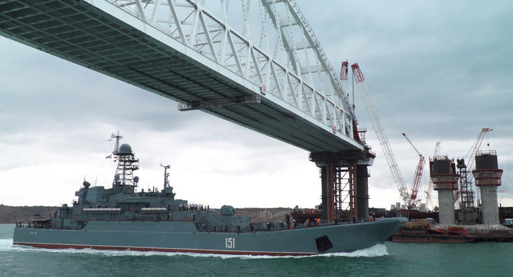 Под аркой Крымского моста прошел военный корабль