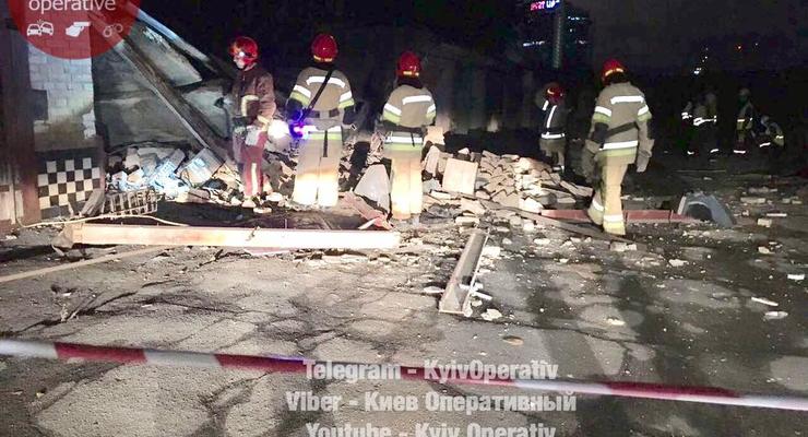 В Киеве ночью с грохотом обвалились три гаража