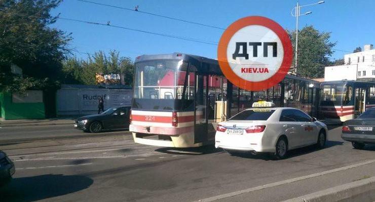 В Киеве возле  вокзала с рельс сошел скоростной трамвай