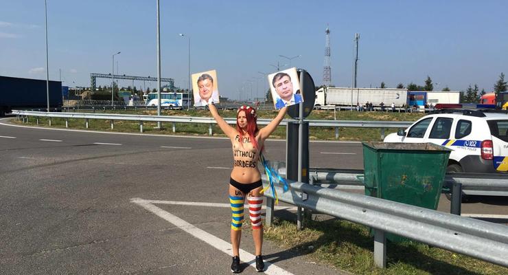 Дураки без границ: на Краковце полицейские задержали активистку Femen
