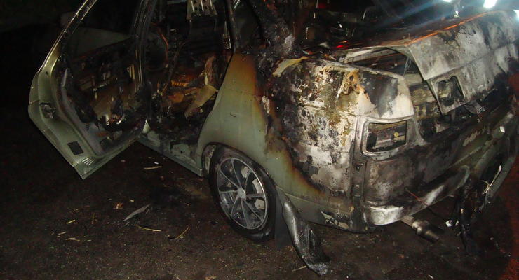В Киеве сгорела машина вместе с гаражом