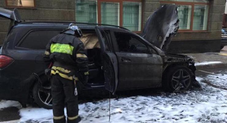 У офиса адвоката российского режиссера подожгли два авто