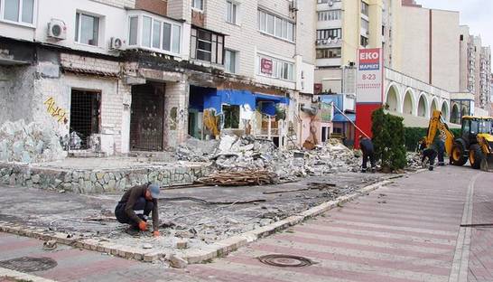 На Оболони демонтировали скандальное кафе Ривер