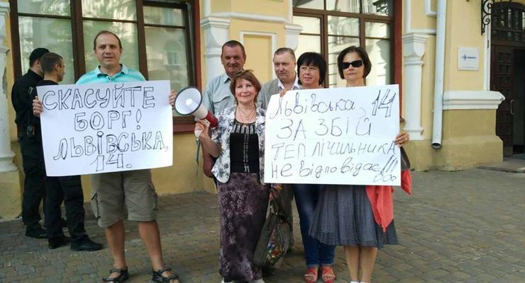 Киевляне пикетируют Киевэнерго из-за отсутствия горячей воды