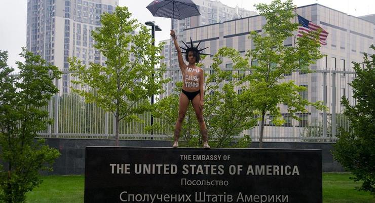 Под посольством США в Киеве обнаженная активистка Femen протестовала против Трампа