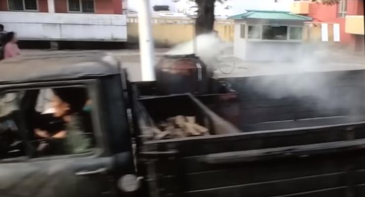 Турист в Пхеньяне снял на видео супермаркет и машину на дровах