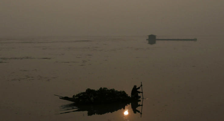 В Индии на реке перевернулась лодка: 19 погибших