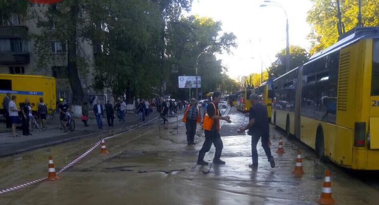 В Киеве в районе Куреневского парка прорвало трубу