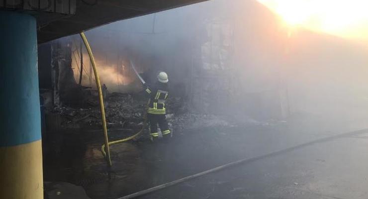 В Киеве масштабный пожар на рынке Колибрис