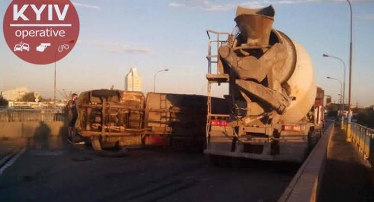 В Киеве на Петровке столкнулись два грузовика