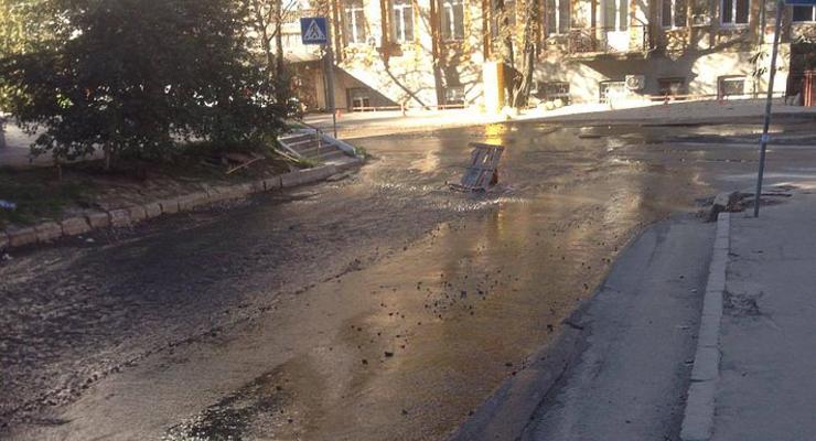 В Киеве из-за прорыва трубы затопило две улицы