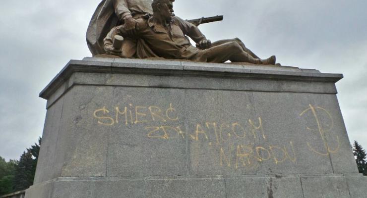 В Польше вандалы осквернили кладбище советских солдат, Россия возмущена