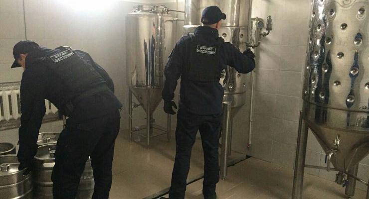 Под Киевом нашли цех по производству поддельного пива известных брендов