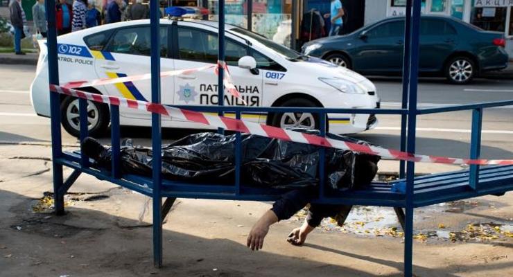 В Киеве на троллейбусной остановке умер мужчина