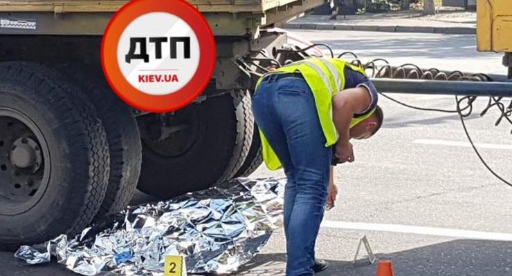 В Киеве грузовик Укрпочты задавил женщину