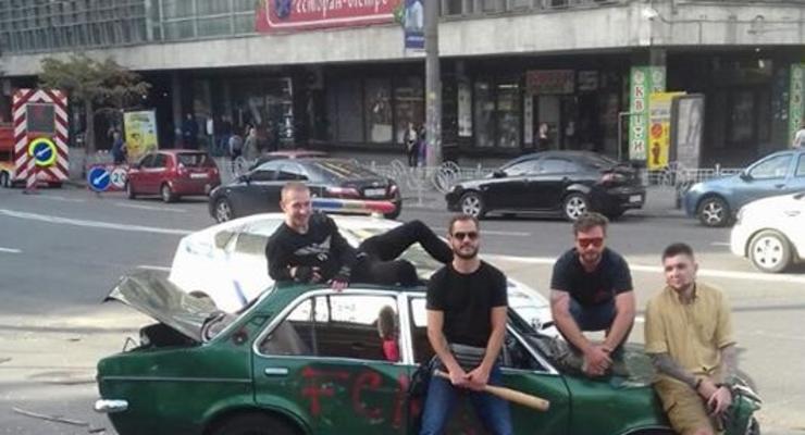 В центре Киева разгромили машину при поддержке полиции